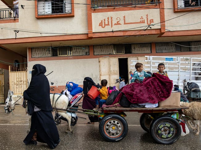 Rafah (-), 06/05/2024.- Internally displaced Palestinians, including women and children, carry their belongings on a donkey-drawn cart after an evacuation order issued by the Israeli army, in Rafah, southern Gaza Strip, 06 May 2024. The Israeli military stated on 06 May that the IDF has called on the residents of eastern Rafah to &#039;temporarily&#039; evacuate to an expanded humanitarian area. The statement came ahead of an expected Israeli offensive on the city. More than 34,600 Palestinians and over 1,455 Israelis have been killed, according to the Palestinian Health Ministry and the Israel Defense Forces (IDF), since Hamas militants launched an attack against Israel from the Gaza Strip on 07 October 2023, and the Israeli operations in Gaza and the West Bank which followed it. EFE/EPA/HAITHAM IMAD
