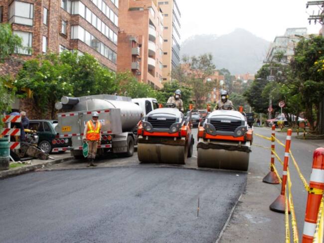 Humedad, sobrepeso y exceso de vehículos dañan las vías de Bogotá