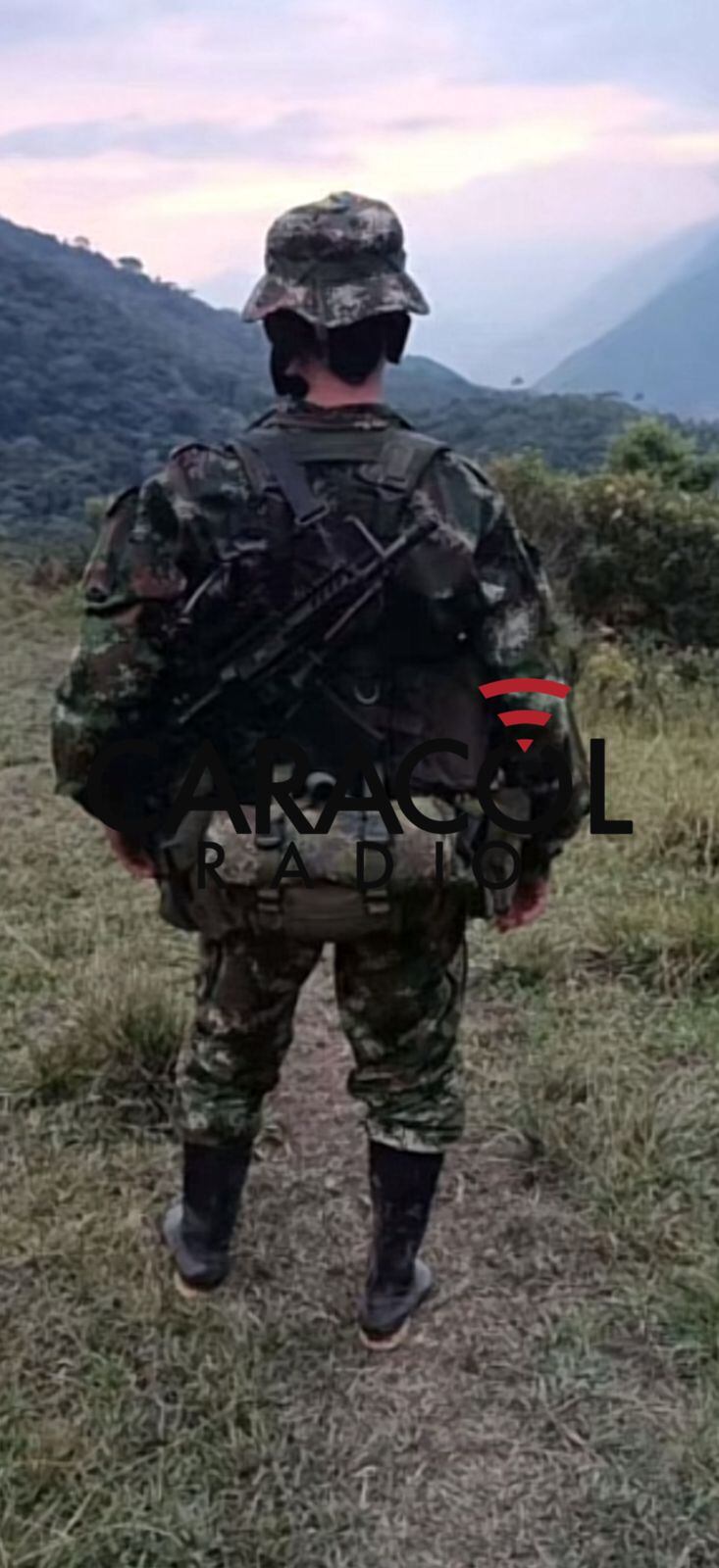 ‘Chalá’ se exhibe armado y recorriendo municipios mientras es buscado por desaparición de periodista. Foto: suministrada.