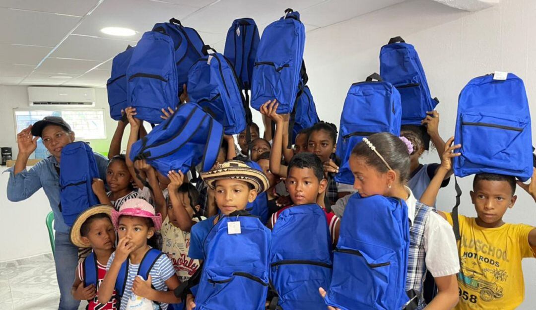 Los kits escolares cuentan de un morral, cuadernos, colores y otros elementos para 200 niños de este municipio del norte de Bolívar