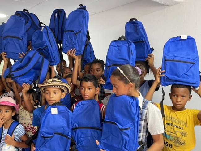 Los kits escolares cuentan de un morral, cuadernos, colores y otros elementos para 200 niños de este municipio del norte de Bolívar