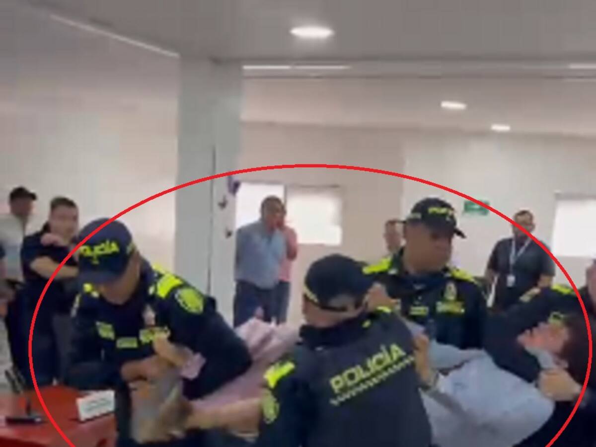 Bochornoso escándalo en el Concejo de Santa Marta: sacan a la fuerza al ‘Mono’ Martínez