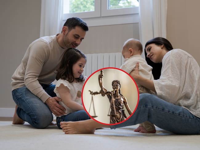 De fondo: Imagen ilustrativa de dos padres sosteniendo a sus hijos. El padre sostiene a una niña, mientras que la madre a un niño. Abajo en el centro: Imagen de referencia de justicia (Crédito: Getty Images)
