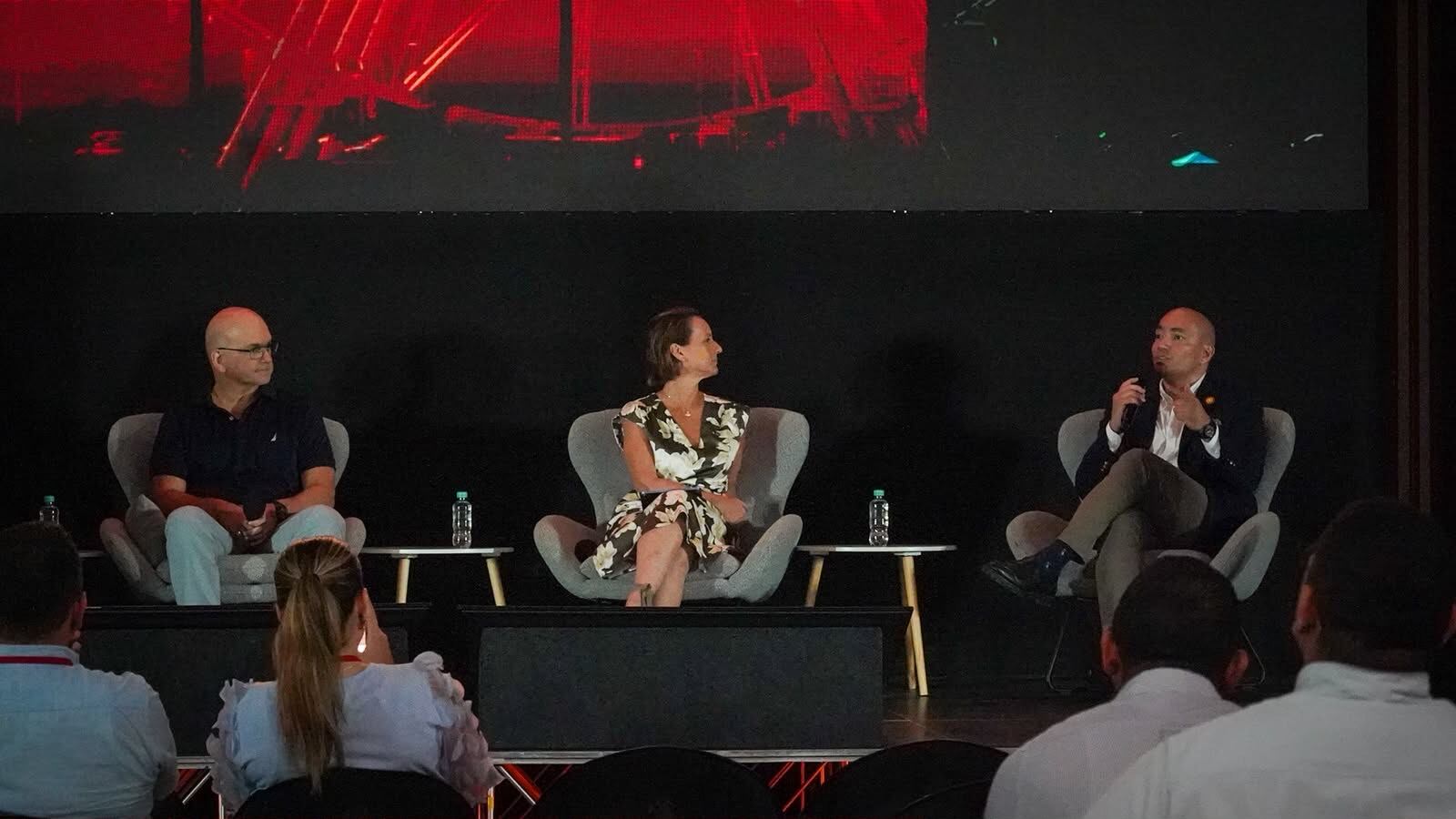 Así se vivió el panel de “Gobernanza, inversión y visión de largo plazo: construir turismo que transcienda gobiernos”. | Foto: Caracol Radio