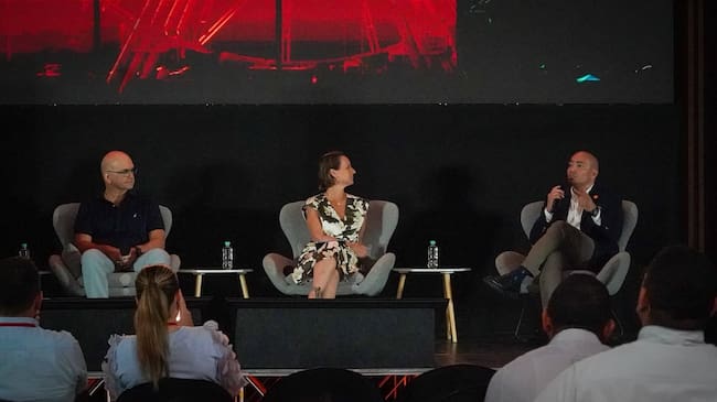 Así se vivió el panel de “Gobernanza, inversión y visión de largo plazo: construir turismo que transcienda gobiernos”. | Foto: Caracol Radio