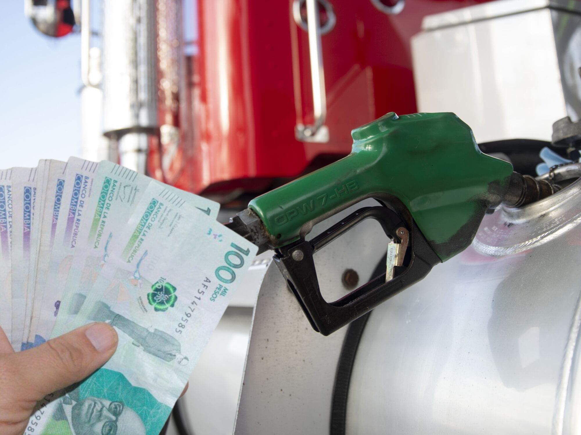Imágenes de referencia de dinero y combustible. Fotos: Getty Images