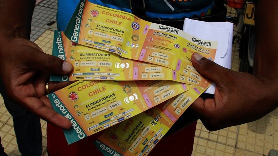 Más de 10 investigadores de la Superintendencia de Industria y Comercio (SIC) llegaron a las instalaciones de la Federación Colombiana de Fútbol para realizar una visita de inspección. Foto: Colprensa