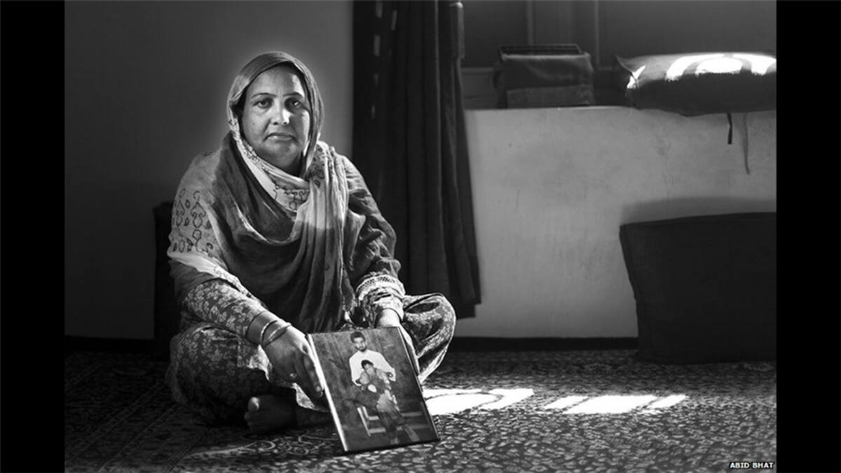 Muchas de las "semiviudas", como Mymoona, han participado en una campaña bajo la consigna de la Asociación de Padres de los Desaparecidos (APDP, por sus siglas en inglés). Ella tenía 23 años cuando su esposo Akhtar Husaain Bhat, un sastre, desapareció camino al funeral de un amigo en 1999. Trabaja en una pequeña fábrica y vive en una casa de una sola habitación en Srinagar.