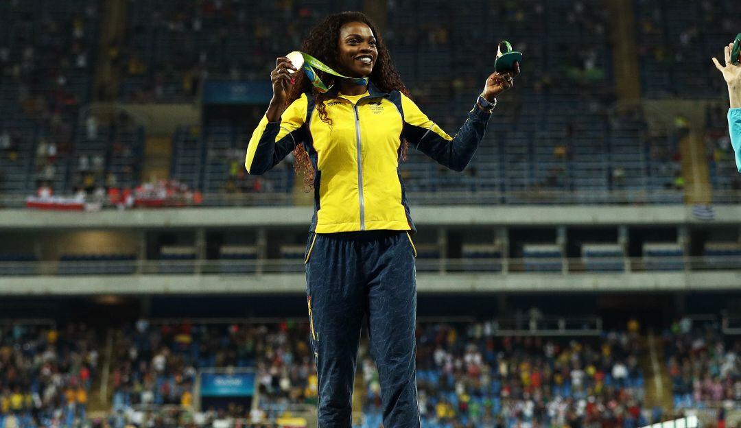 Caterine Ibargüen con su medalla de oro en los Juegos Olímpicos de Río de Janeiro 2016
