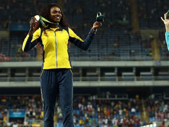 Caterine Ibargüen con su medalla de oro en los Juegos Olímpicos de Río de Janeiro 2016