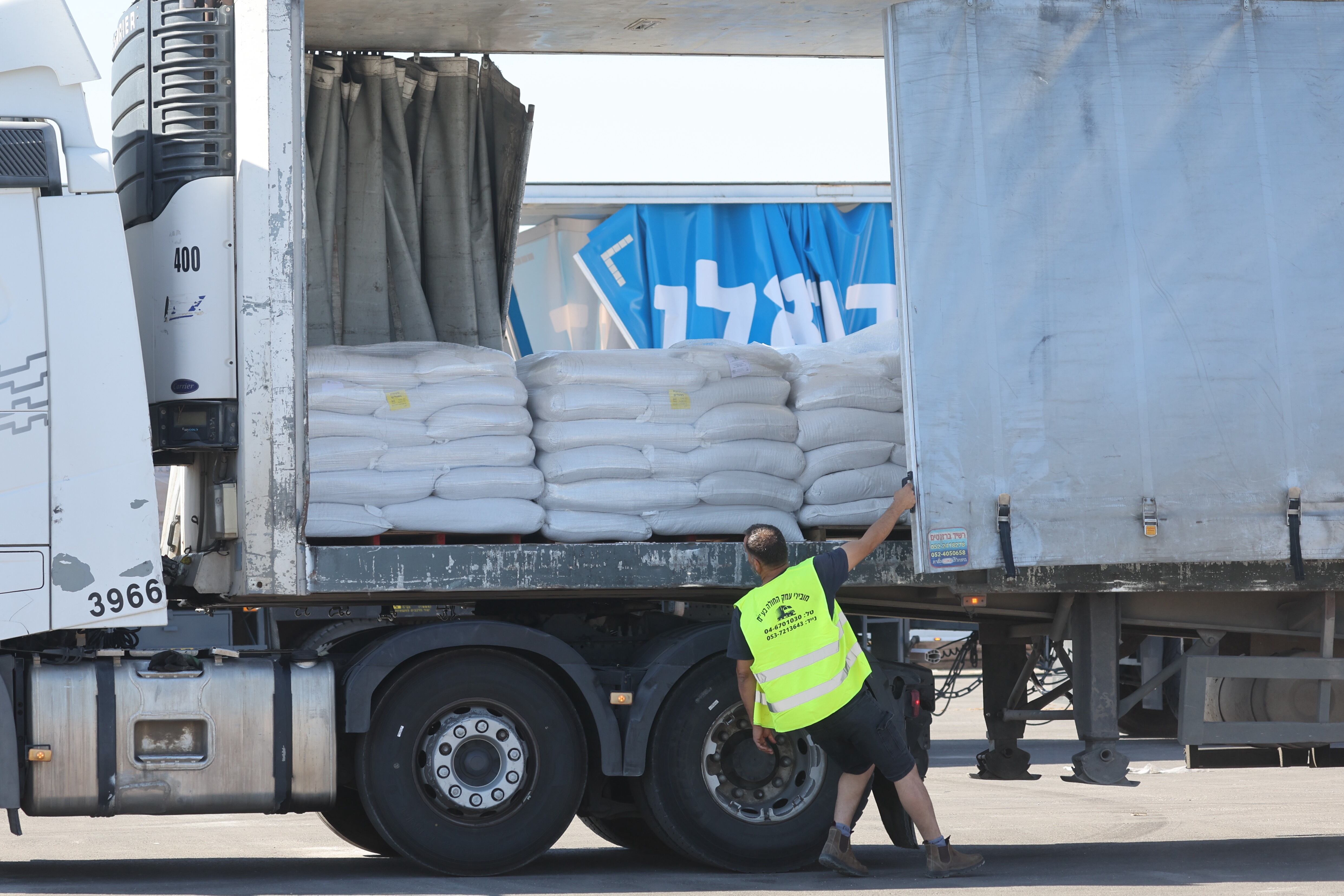 FOTODELDIA KEREM SHALOM (Israel), 29/05/2025.- Un trabajador carga la ayuda humanitaria a un camión en la localidad fronteriza con Gaza de Kerem Shalom, Israel este jueves. La distribución de ayuda a cargo de la estadounidense Fundación Humanitaria para Gaza, que respalda Israel, continúa entre las críticas de las organizaciones humanitarias, que la califican de insuficiente y de suponer una "militarización" de la asistencia, que además excluye el norte del enclave, mientras la ofensiva de Israel continúa matando a decenas de personas al día. EFE/ Abir Sultan