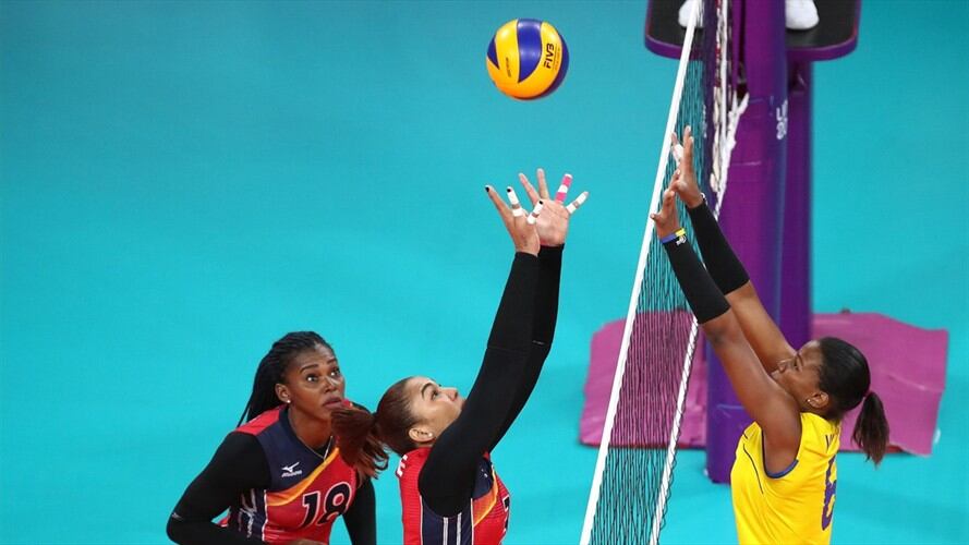 El primer set lo ganó República Dominicana, el segundo las colombianas, el tercero y el cuarto las dominicanas, dándoles así la medalla de oro.. Foto: Agencia EFE