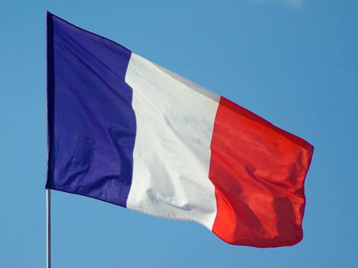 Desmantelan un campamento de inmigrantes en París y atienden a 229 personas