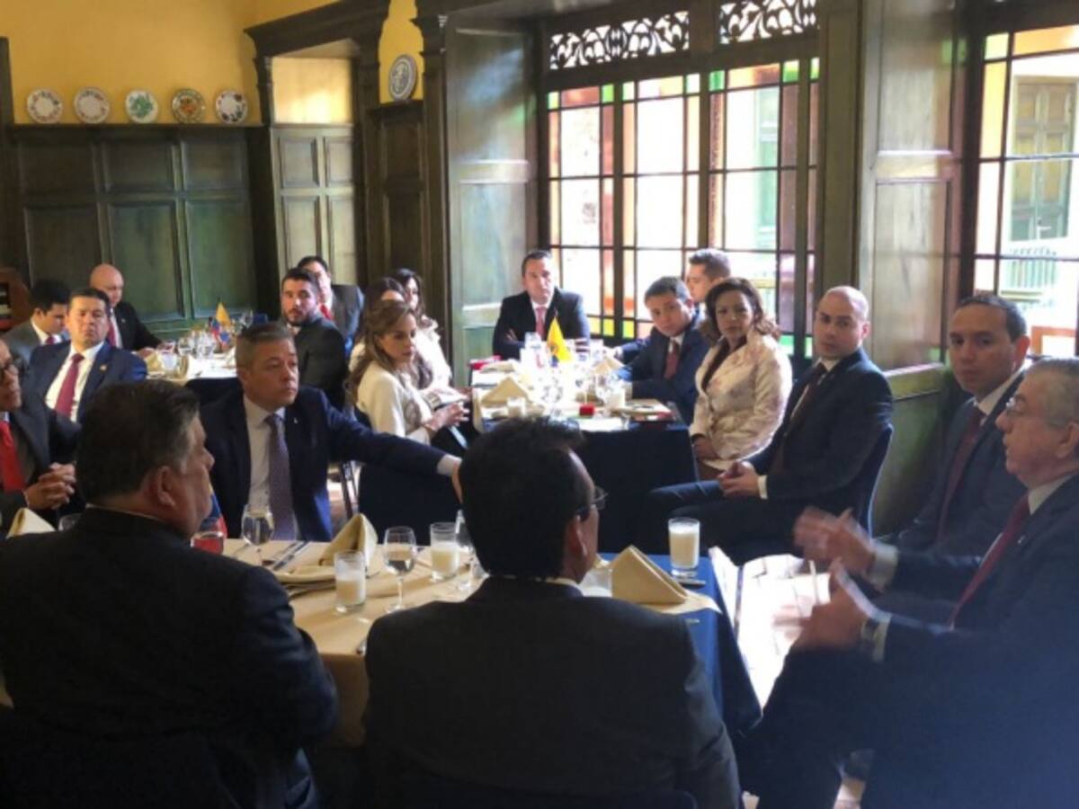La U y Cambio Radical se reunieron con Gaviria y Uribe