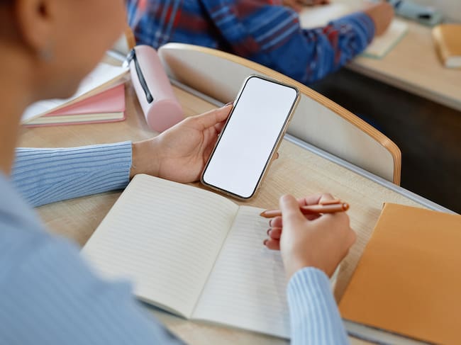 Imagen de referencia de estudiantes con celular en clase. I Foto: Getty Images.