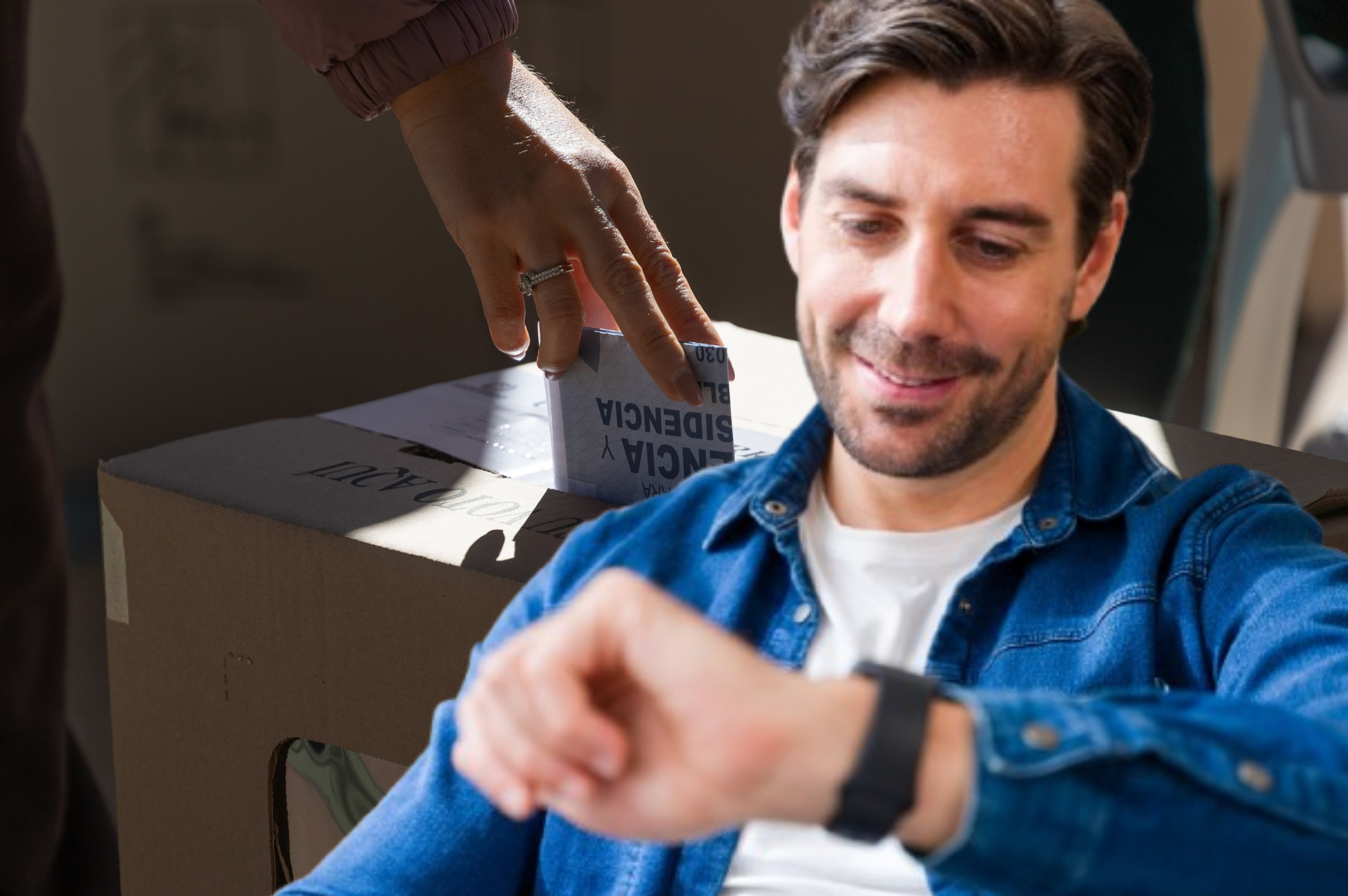 Imagen de referencia. Mesa de votación - Persona mirando el reloj: Getty Images.