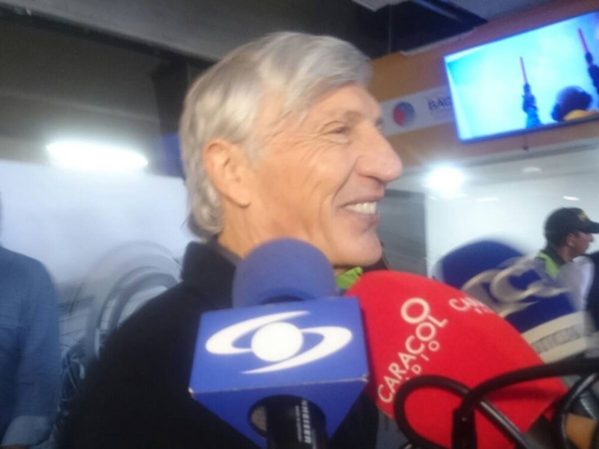 Pékerman llega a Barranquilla y espera al grupo de jugadores