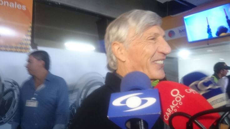 Pékerman llega a Barranquilla y espera al grupo de jugadores