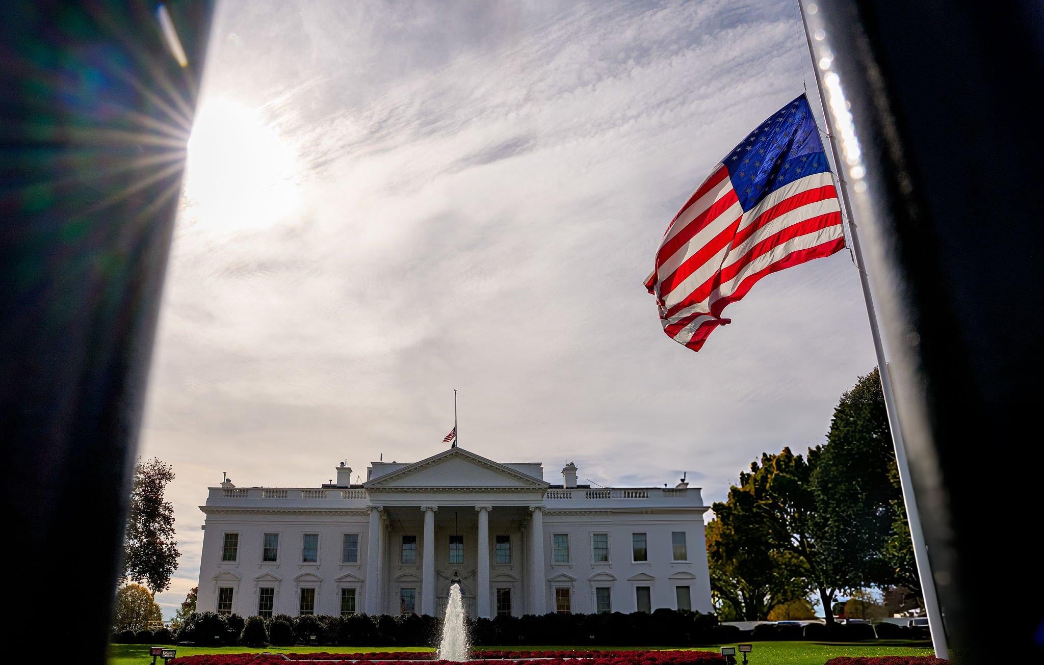Bandera de Estados Unidos a media asta por la muerte de Dick Cheney, se aprecia de fondo, la Casa Blanca. FOTO: Andrew Harnik/Getty Images