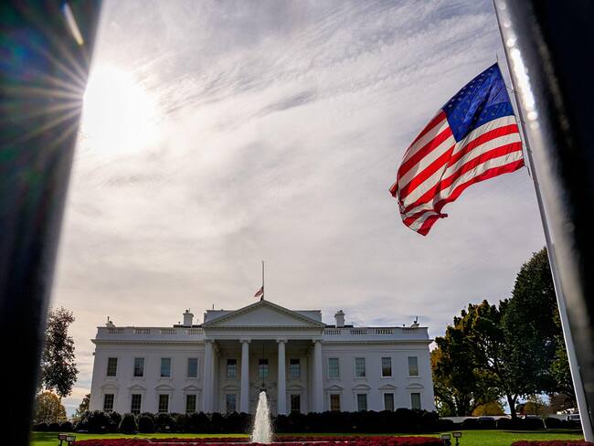 Bandera de Estados Unidos a media asta por la muerte de Dick Cheney, se aprecia de fondo, la Casa Blanca. FOTO: Andrew Harnik/Getty Images