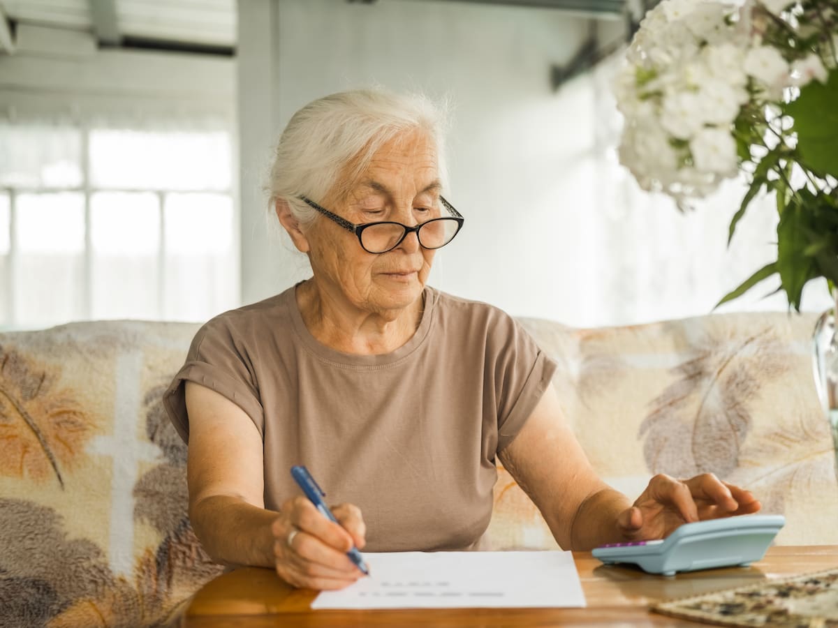 ¿Con cuántas semanas se pensiona una mujer en Colombia 2025? Esto equivale en años
