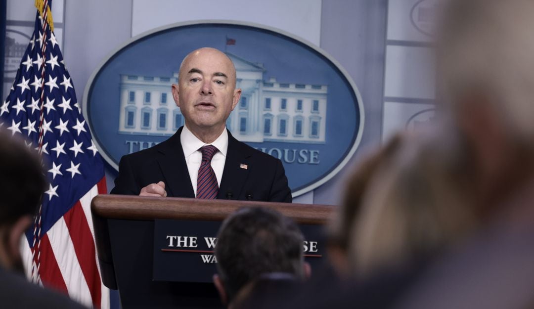 Según una nueva pauta de DHS, solo serán deportados quienes representen una amenaza para la seguridad nacional y pública el país.