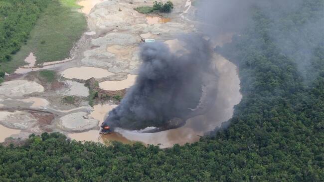 Fueron destruidos 12 dragones, 9 excavadoras, 10 motores y 13 unidades de protección minera. Foto: Cortesía/ Ejército Nacional.