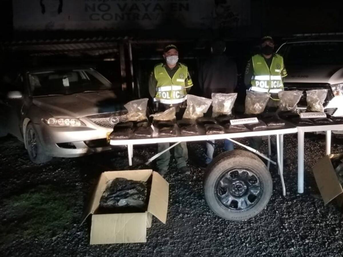 En la cartera y llantas del vehículo transportaba 45 kilos de marihuana
