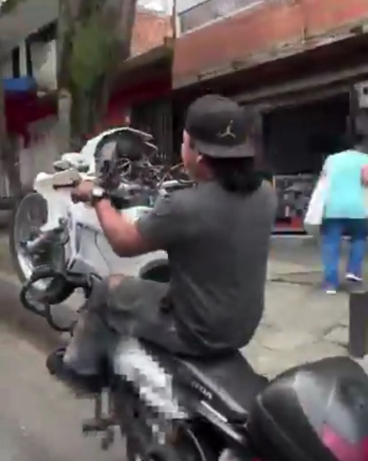 Robó una moto de tránsito en Cali, lo presumió en redes y ahora será denunciado