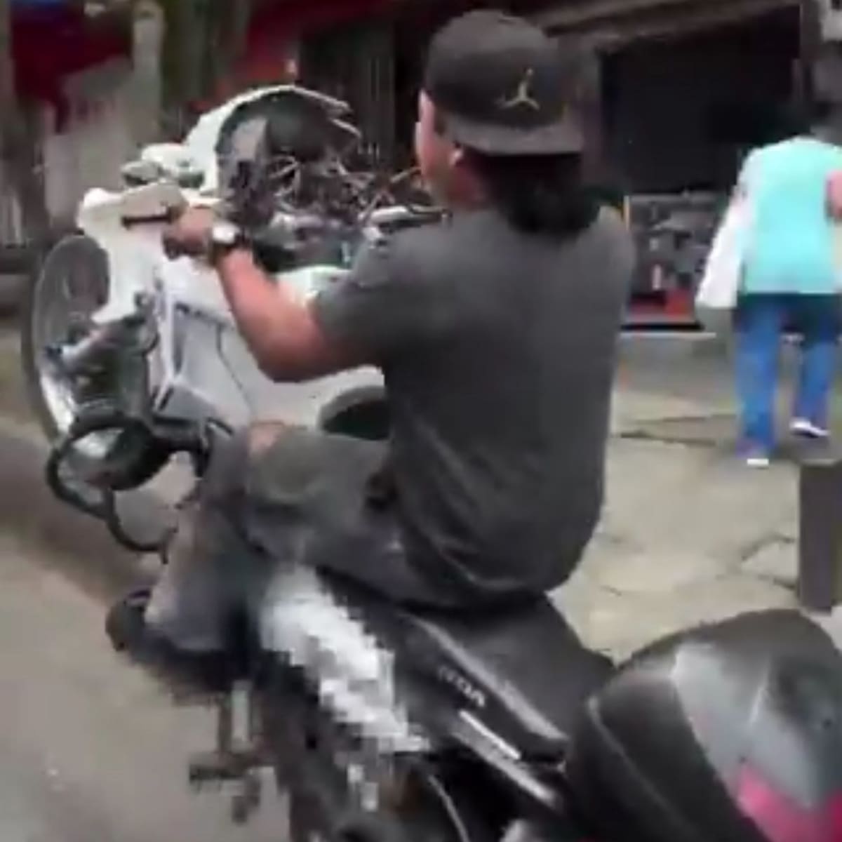 Joven que dijo haber robado moto del tránsito en Cali pidió disculpas y aseguró que fue “sarcasmo”