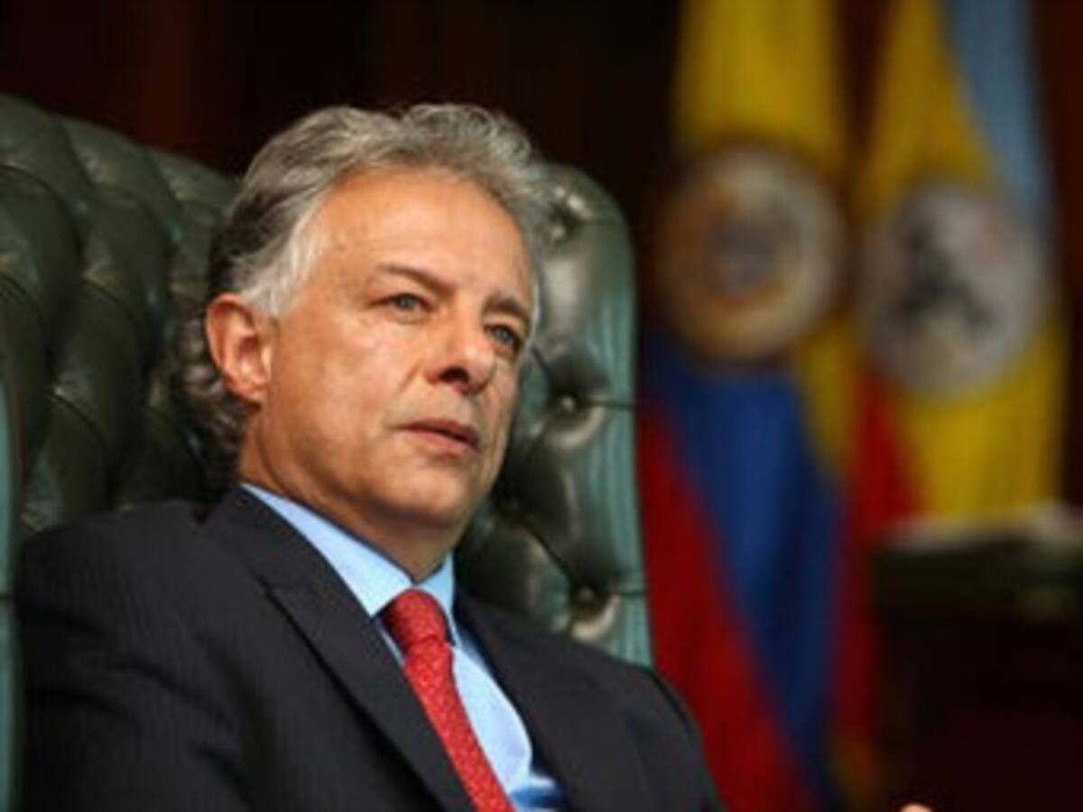 Los contratos sí existen, pero ya estaban cuando llegué a la Gobernación: Andrés González
