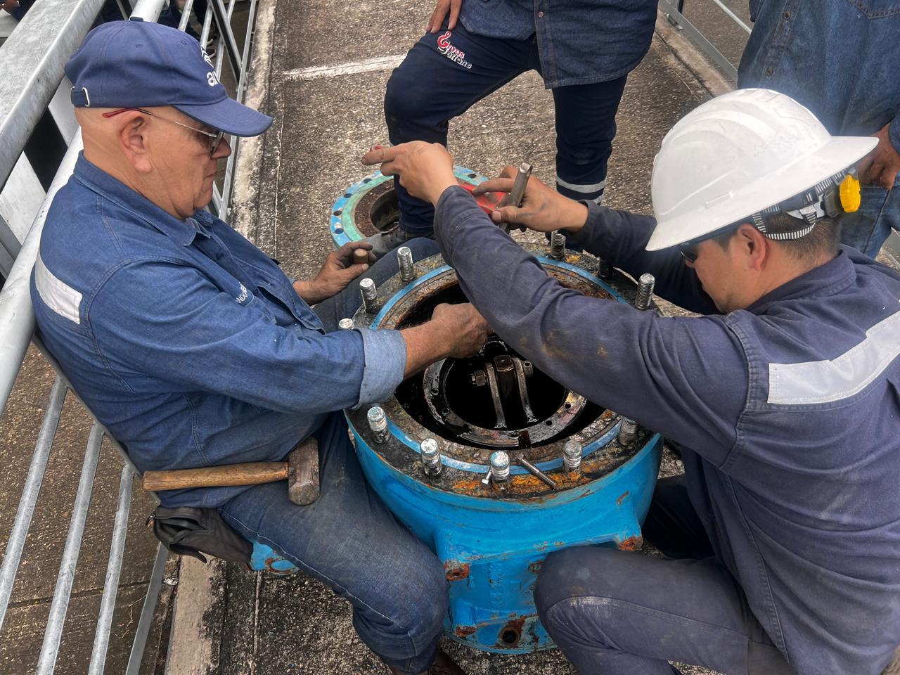 Trabajos de reparación de válvula del Acueducto de Bucaramanga