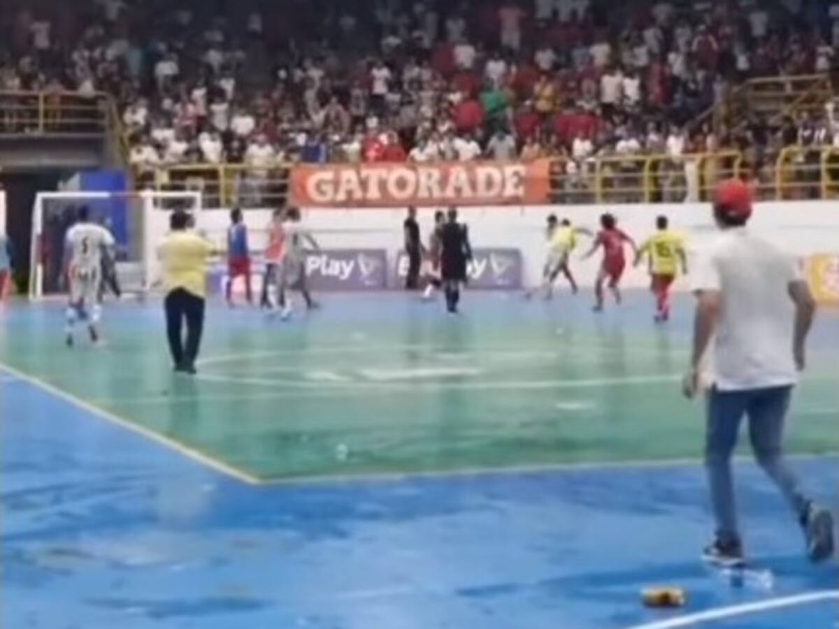 Final de la liga nacional de futsal terminó en gresca entre jugadores y aficionados
