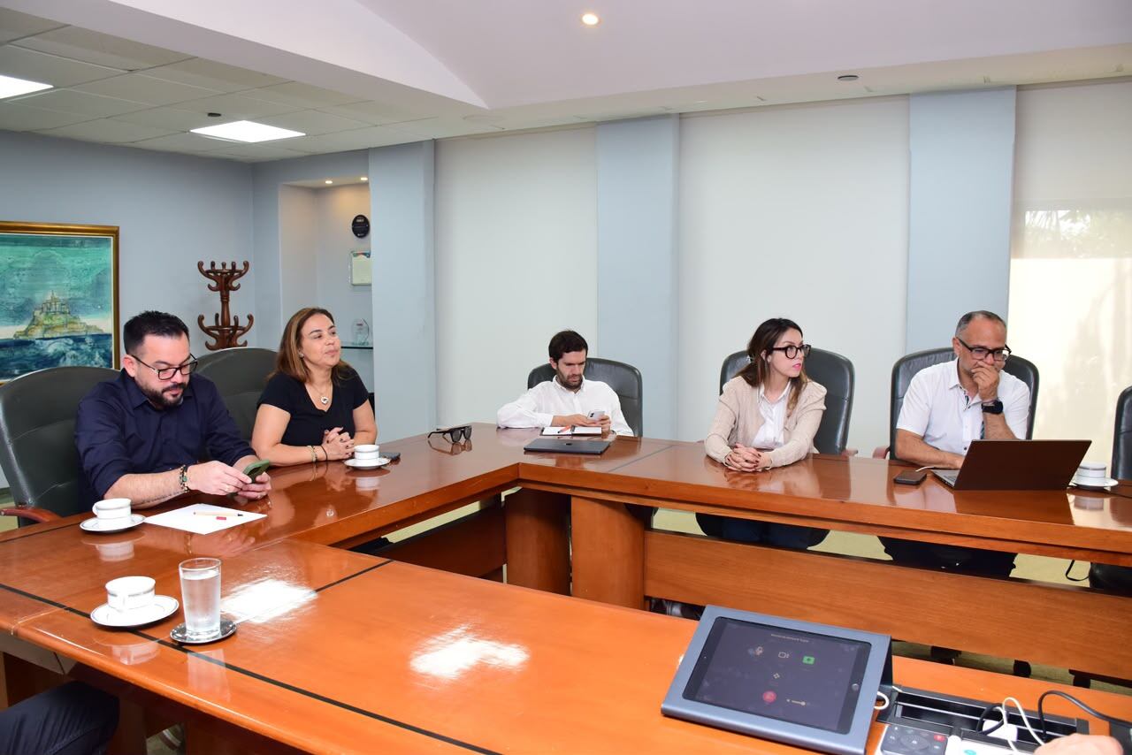Ministro reunido con personal de Air-e. Foto: cortesía Minminas.