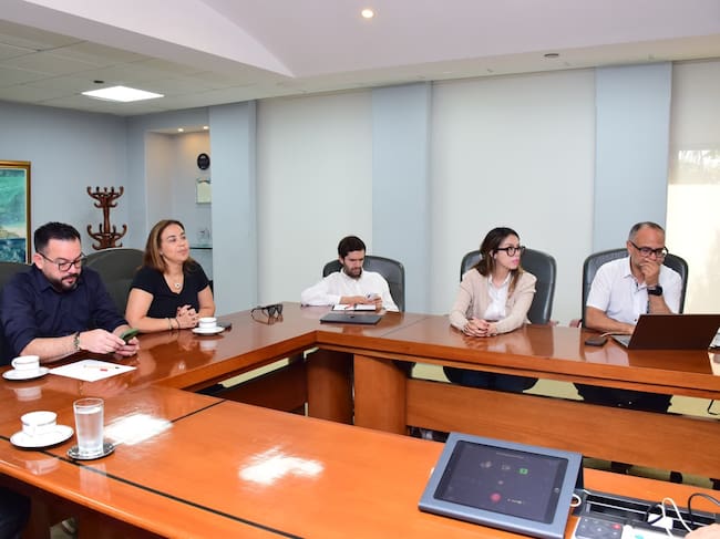 Ministro reunido con personal de Air-e. Foto: cortesía Minminas.
