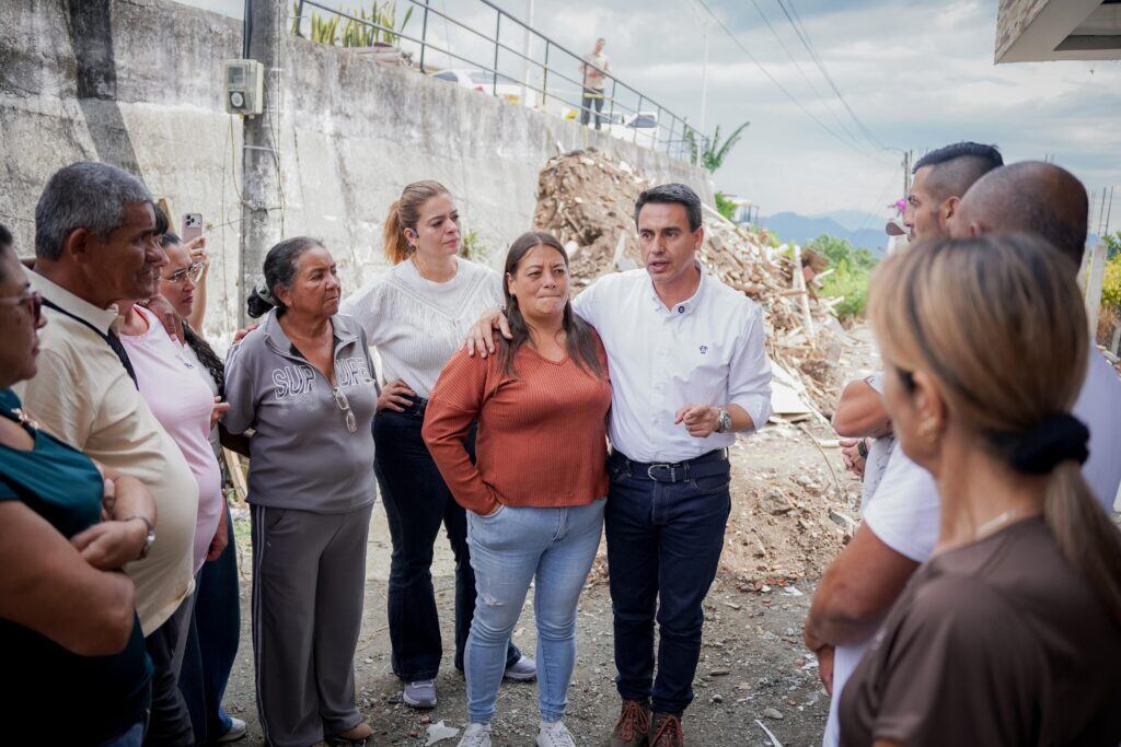 Alcalde de Manizales, Jorge Eduardo Rojas, reunido con víctimas del terremoto en la vereda Bajo Tablazo. Foto: centrodeinformacion.manizales.gov.co