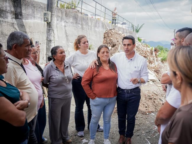 Alcalde de Manizales, Jorge Eduardo Rojas, reunido con víctimas del terremoto en la vereda Bajo Tablazo. Foto: centrodeinformacion.manizales.gov.co