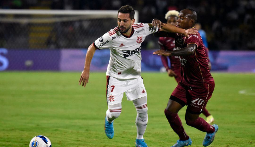 Éverton Ribeiro de Flamengo y Junior Hernández del Deportes Tolima