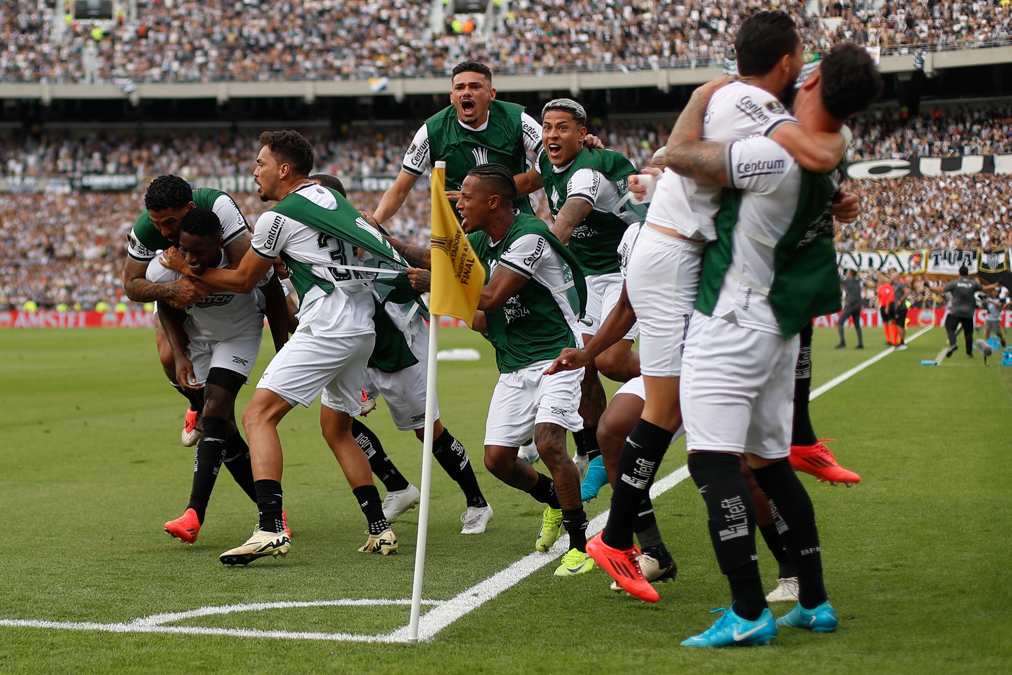 EVE6081. BUENOS AIRES (ARGENTINA), 30/11/2024.- Luiz Henrique (i) de Botafogo celebra su gol este sábado, en la final de la Copa Libertadores entre Atlético Mineiro y Botafogo en el estadio Más Monumental en Buenos Aires (Argentina). EFE/ Antonio Lacerda