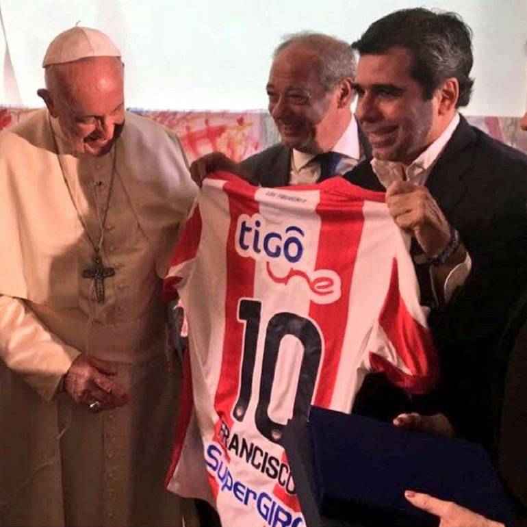 El Papa Francisco recibió la camiseta del equipo tiburón.