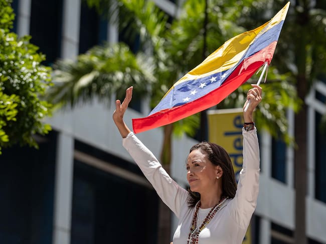 -FOTODELDÍA- AME3984. CARACAS (VENEZUELA), 28/08/2024.- La líder opositora venezolana, María Corina Machado, agita una bandera ante seguidores este miércoles, en una manifestación en Caracas (Venezuela). Machado aseguró que los militares del país "saben lo que tienen que hacer en esta hora", cuando se cumple un mes de las elecciones presidenciales, cuyo resultado oficial -que favoreció a Nicolás Maduro- la exdiputada señala de fraudulento, igual que buena parte de la comunidad internacional. EFE/ Ronald Peña