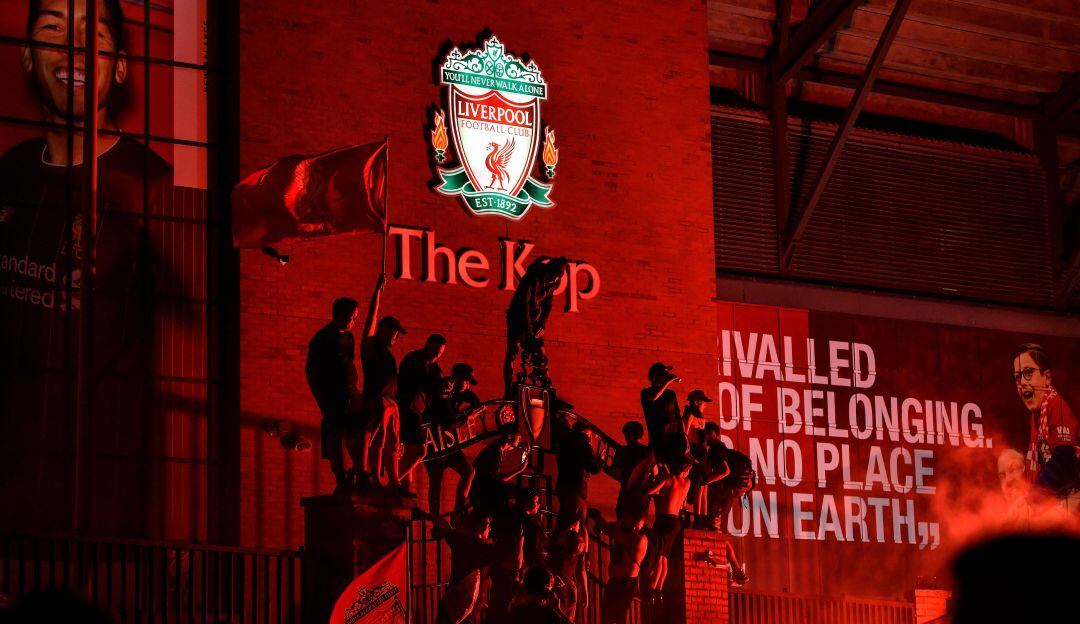 La celebración de los hinchas del Liverpool por el título en la Premier League.