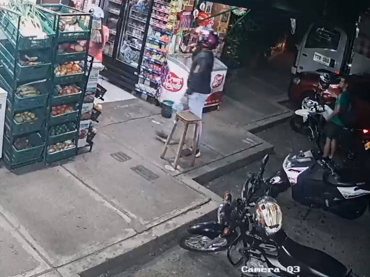VIDEO: Víctima de atraco en Colombia terminó semidesnuda en la calle