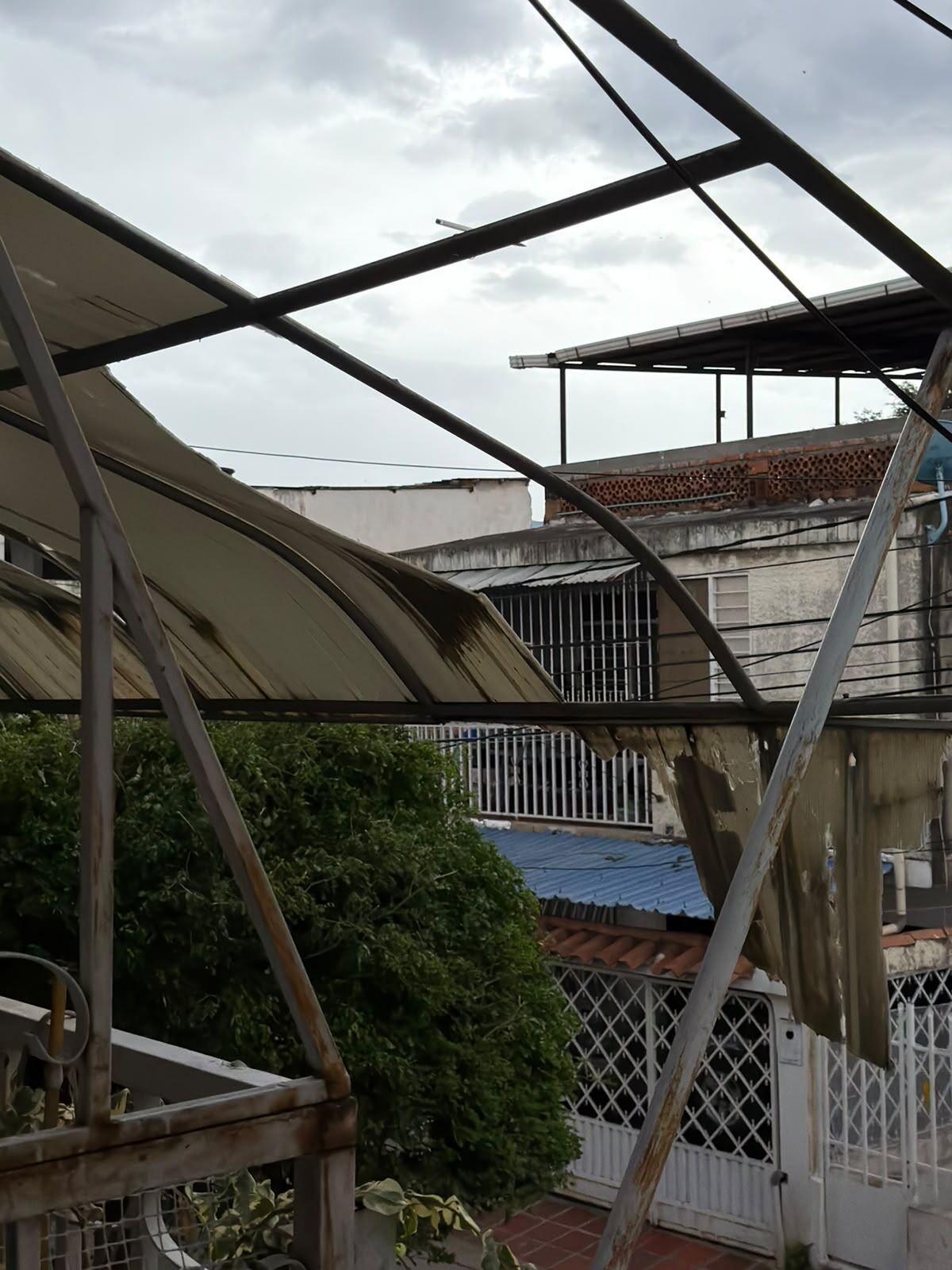 Vendaval en Cúcuta dejó 23 cubiertas afectadas, 12 árboles caídos y cuatro personas heridas. / Foto: Cortesía comunidad.