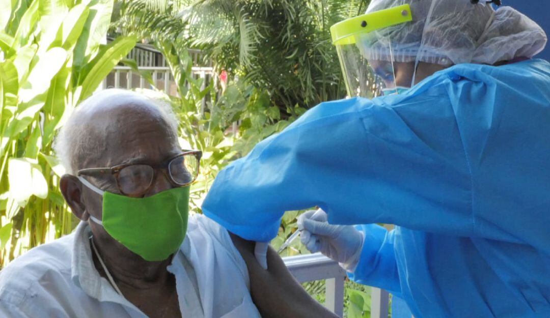 La inmunización de las personas entre los 60 y 79 años iniciará en cárceles y centros de larga distancia