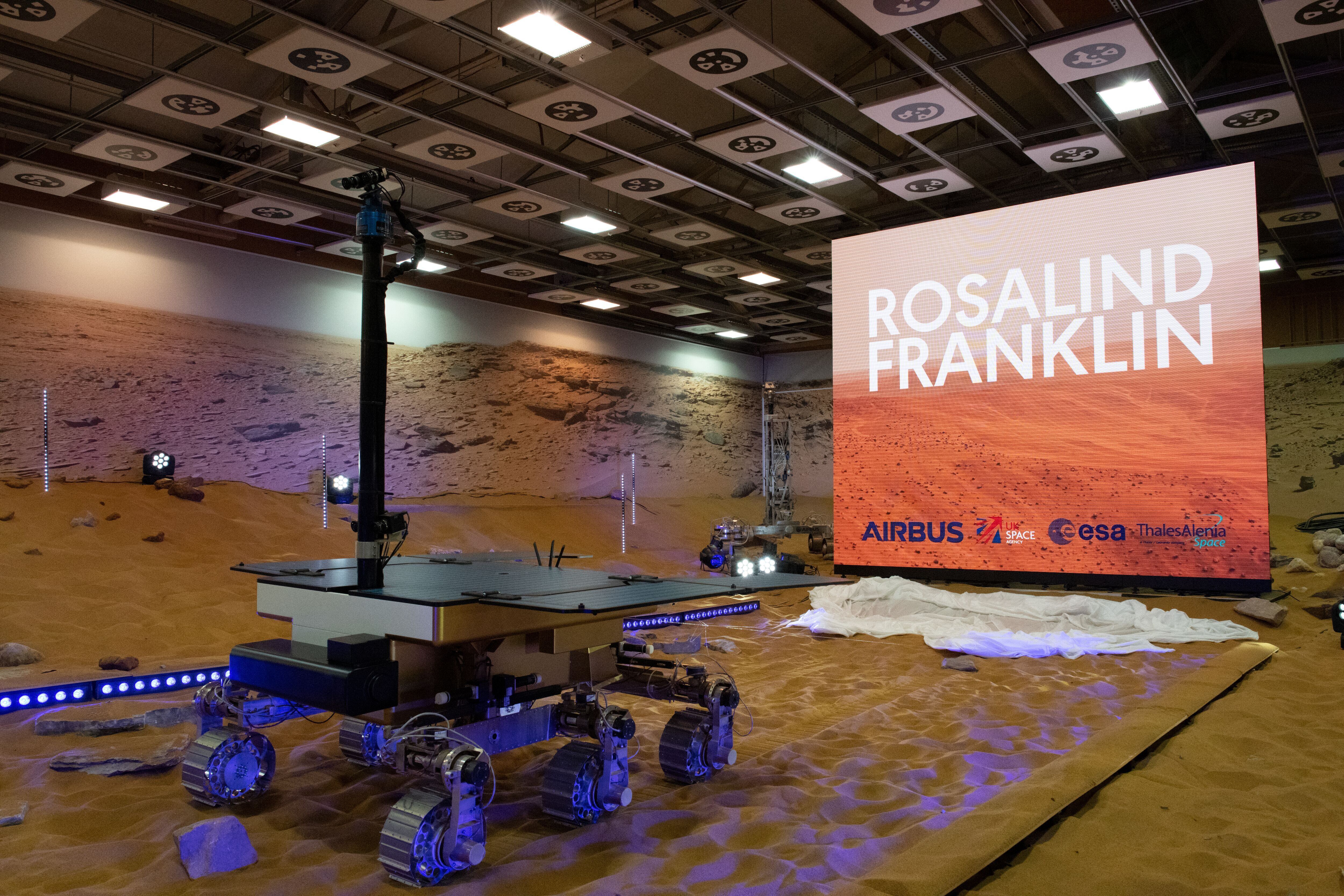 La Agencia Espacial Europea (ESA) regresará a Marte con nuevos instrumentos, capaces incluso de perforar el subsuelo y de obtener muestras que han estado preservadas de la radiación durante millones de años, para tratar de comprobar de una forma determinante si hubo -o si hay- vida en el planeta rojo.La misión Rosalind Franklin (en la imagen) -nombre con que se ha bautizado el róver que explorará el suelo y el subsuelo marciano- forma parte del programa ExoMars de la Agencia Espacial Europea (ESA) que trata de encontrar trazas de vida en Marte y se complementa con la misión Trace Gas Orbiter, que se lanzó en 2016 para disponer de un inventario detallado de gases atmosféricos en el planeta. EFE/ S.corvaja/ESA /SOLO USO EDITORIAL/SOLO DISPONIBLE PARA ILUSTRAR LA NOTICIA QUE ACOMPAÑA (CRÉDITO OBLIGATORIO)