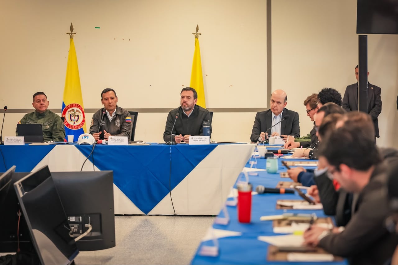 Consejo de seguridad entre la Alcaldía de Bogotá y el Ministerio de Defensa por la segunda vuelta presidencial. Foto: Alcaldía de Bogotá.