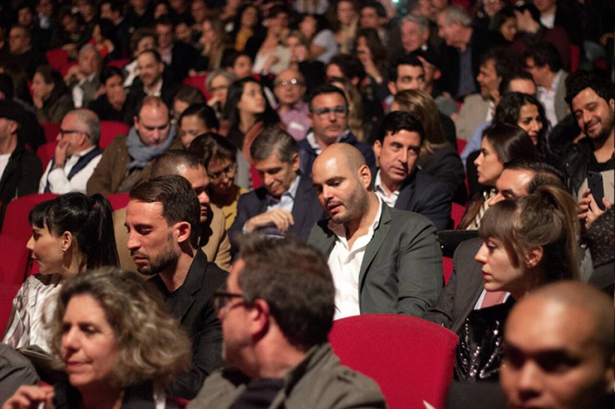 Dionisio Izquierdo, gerente financiero y de recursos de Caracol, entre el público de la obra.