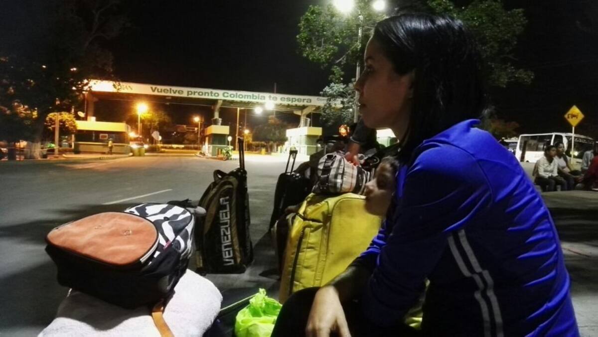 Esperando, así se quedaron cientos de ciudadanos que se mostraron molestos y confundidos por el alargue de la medida.