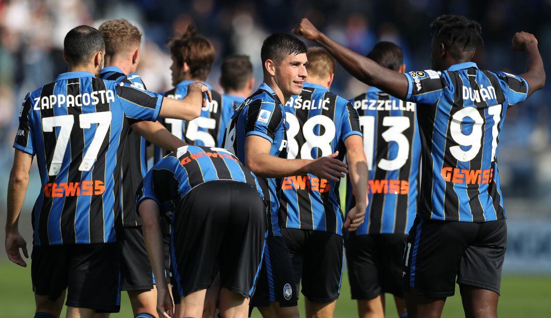 Duván Zapata festeja junto a Malinovskyi el primer gol del partido.
